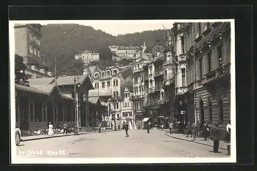 AK Karlsbad, Markt mit Passanten