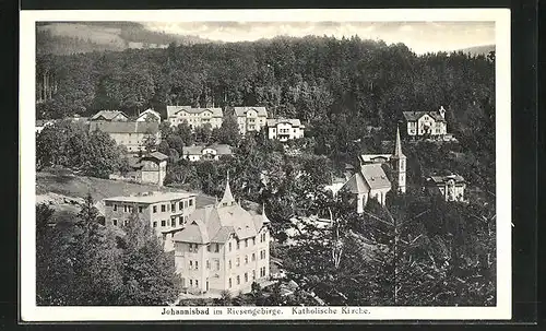 AK Johannisbad, Katholische Kirche mit Ortsansicht im Riesengebirge