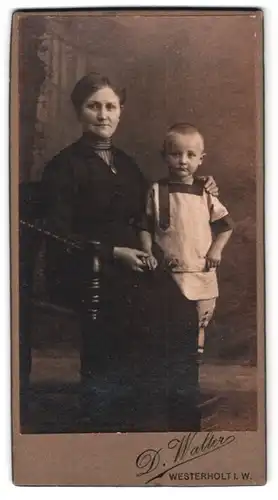 Fotografie D. Walter, Westerholt i. W., Portrait bürgerliche Dame mit Jungen im Arm