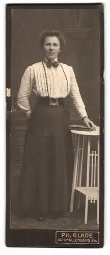 Fotografie Ph. Glade, Schmallenberg i /W., Portrait junge Dame in hübscher Bluse und Rock