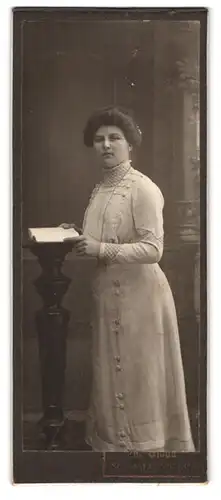 Fotografie Ph. Glade, Schmallenberg, Portrait junge Dame im Kleid mit einem Buch