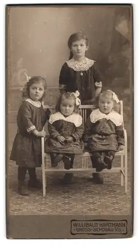 Fotografie Willibald Hartmann, Gross-Schönau i /S., Portrait zwei Mädchen und zwei Kleinkinder in hübscher Kleidung