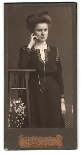 Fotografie W. Weissgärber, Buchholz /Sachsen, Portrait junge Dame im Kleid
