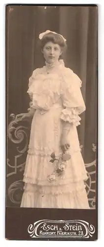 Fotografie Esch & Stein, Ruhrort, Fabrikstrasse 28, Portrait junge Dame im weissen Spitzenkleid