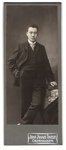 Fotografie Johs. Julius Thiele, Oberhausen, Portrait junger Herr im Anzug mit Krawatte