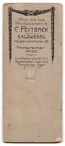 Fotografie C. Fettback, Salzwedel, Neuperverstrasse 28, Portrait junge Dame in modischer Kleidung mit Buch