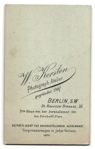 Fotografie W. Kersten, Berlin-SW, Krausen-Strasse 35, Portrait zwei kleine Mädchen in karierten Kleidern und Kleinkind