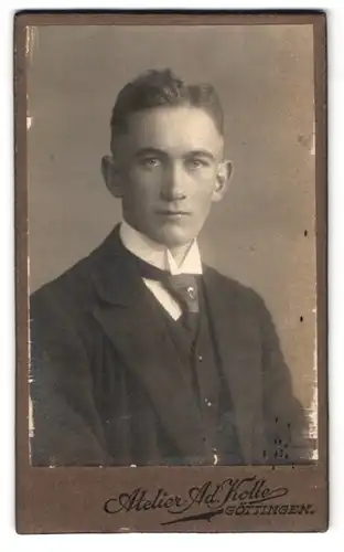 Fotografie Ad. Kolle, Göttingen, Prinzenstrasse, Portrait junger Herr im Anzug mit Krawatte