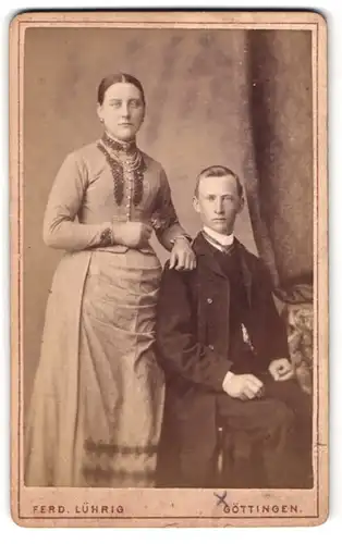 Fotografie Ferd. Lührig, Göttingen, Kurze Geismarstrasse 2, Portrait junge Dame und Herr in hübscher Kleidung