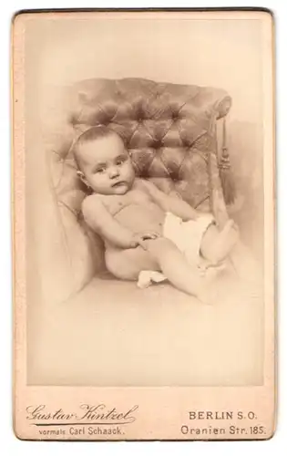 Fotografie Gustav Kintzel, Berlin-SO, Oranien Strasse 185, Portrait halbnacktes Kleinkind sitzt auf einem Sessel