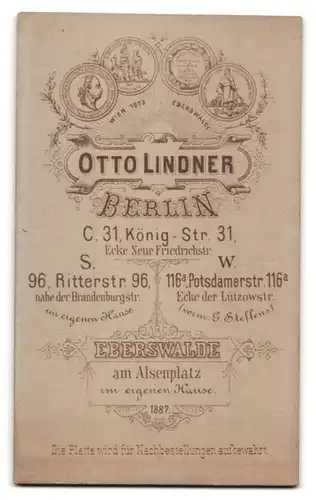 Fotografie Otto Lindner, Berlin-C, König-Strasse 31, Portrait ältere Dame in hübscher Kleidung mit Buch