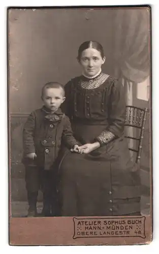 Fotografie Sophus Buch, Hann.-Münden, Obere Langestrasse 48, Portrait bürgerliche Dame mit kleinem Jungen an der Hand