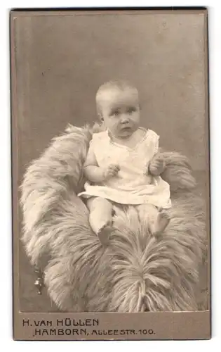 Fotografie H. van Hüllen, Hamborn, Alleestrasse 100, Portrait süsses Kleinkind im weissen Hemd