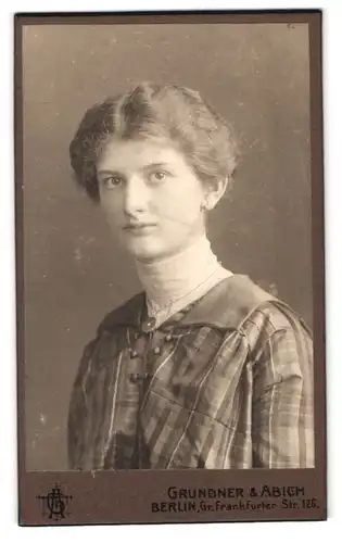 Fotografie Grundner & Abich, Berlin-NO, Gr. Frankfurterstrasse 126, Portrait modisch gekleidete Dame mit Halskette