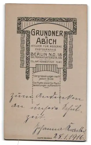 Fotografie Grundner & Abich, Berlin-NO, Gr. Frankfurterstrasse 126, Portrait modisch gekleidete Dame mit Halskette