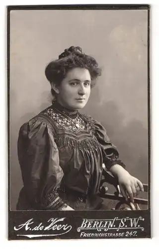 Fotografie Achill de Veer, Berlin-SW, Friedrichstrasse 241, Portrait hübsch gekleidete Dame mit Herzkette