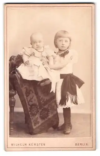 Fotografie W. Kersten, Berlin-SW, Krausen-Strasse 35, Portrait kleines Mädchen im Kleid mit einem Kleinkind