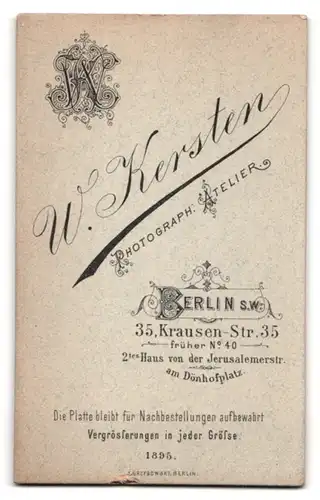 Fotografie W. Kersten, Berlin-SW, Krausen-Strasse 35, Portrait kleines Mädchen im Kleid mit einem Kleinkind