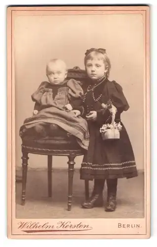 Fotografie W. Kersten, Berlin-SW, Krausen-Strasse 35, Portrait kleines Mädchen im Kleid mit einem Kleinkind