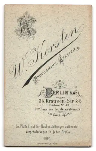 Fotografie W. Kersten, Berlin-SW, Krausen-Strasse 35, Portrait kleines Mädchen im Kleid mit einem Kleinkind