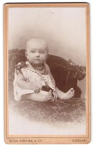 Fotografie Hugo Strube & Co., Berlin-S, Prinzessinnen-Strasse 16, Portrait süsses Kleinkind im weissen Hemd