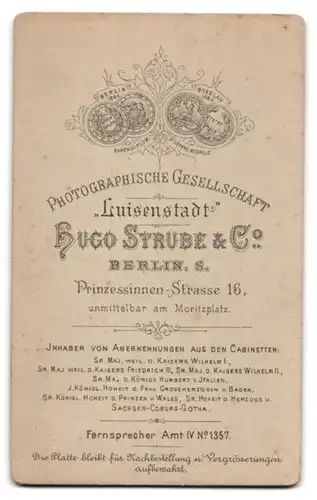 Fotografie Hugo Strube & Co., Berlin-S, Prinzessinnen-Strasse 16, Portrait süsses Kleinkind im weissen Hemd