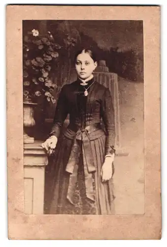 Fotografie unbekannter Fotograf und Ort, Portrait junge Dame in zeitgenössischer Kleidung