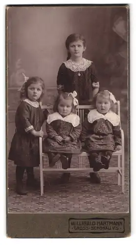 Fotografie Willibald Hartmann, Gross-Schönau i /S., Portrait zwei Mädchen und zwei Kleinkinder in hübscher Kleidung