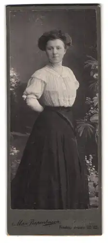 Fotografie Max Piepenhagen, Berlin, Friedrichstrasse 122-123, Portrait junge Dame in hübscher Bluse und Rock