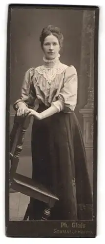 Fotografie Ph. Glade, Schmallenberg, Portrait junge Dame in hübscher Bluse und Rock