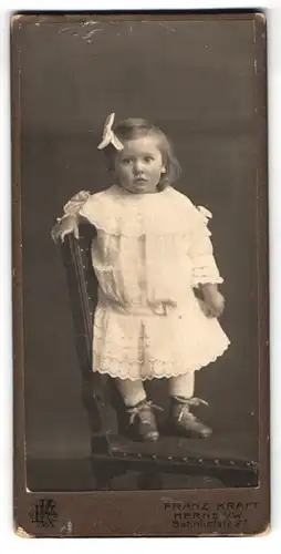 Fotografie Franz Kraft, Herne i /W., Bahnhofstrasse 27, Portrait kleines Mädchen im weissen Kleid