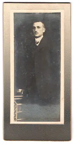 Fotografie Carl Unverdross, Wesel, Hohestrasse 2, Portrait junger Herr im Anzug mit Krawatte