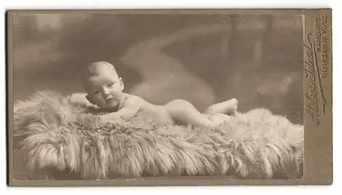 Fotografie Atelier Ideal, Hamburg, Steindamm, 50-52, Portrait nackiges Kleinkind bäuchlingst auf Fell liegend