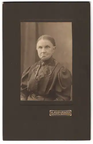 Fotografie H. Kuhlmann, Bochum i /W., Bahnhofstrasse 18, Portrait ältere Dame mit zurückgebundenem Haar