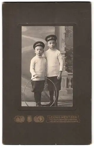 Fotografie Leonh. Mentzen, Mülheim-Ruhr, Eppinghoferstrasse 26, Portrait zwei modisch gekleidete Jungen mit Mützenband