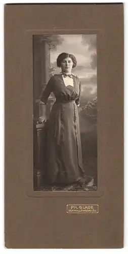 Fotografie Ph. Glade, Schmallenberg i /W., Portrait junge Dame im modischen Kleid