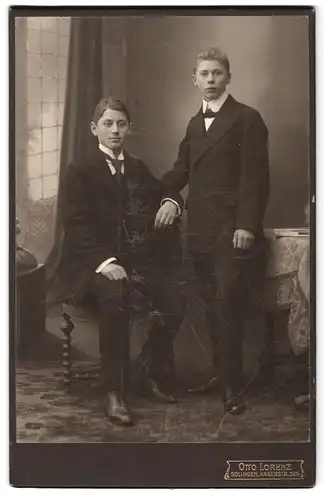 Fotografie Otto Lorenz, Solingen, Kaiserstrasse 259, Portrait zwei junge Herren im Anzug