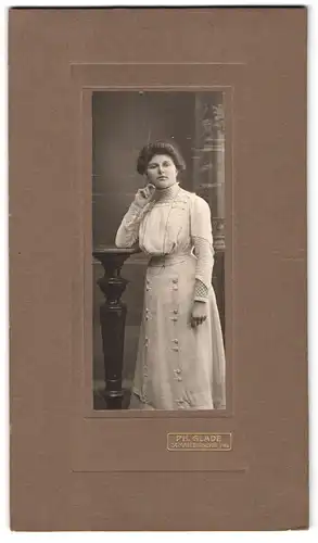 Fotografie Ph. Glade, Schmallenberg i /W., Portrait junge Dame im Kleid mit aufgestütztem Kopf