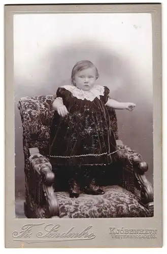 Fotografie Fr. Söndenbro, Kjöbenhavn, Vesterbrogade 63, Portrait kleines Mädchen im Samtkleid