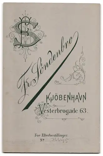 Fotografie Fr. Söndenbro, Kjöbenhavn, Vesterbrogade 63, Portrait kleines Mädchen im Samtkleid