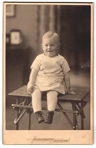 Fotografie William Türck, Lyngby, Portrait kleines Kind in modischer Kleidung