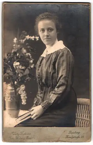 Fotografie Willy Frohsinn, Duisburg, königstrasse 26, Portrait modisch gekleidete Dame mit Buch in der Hand