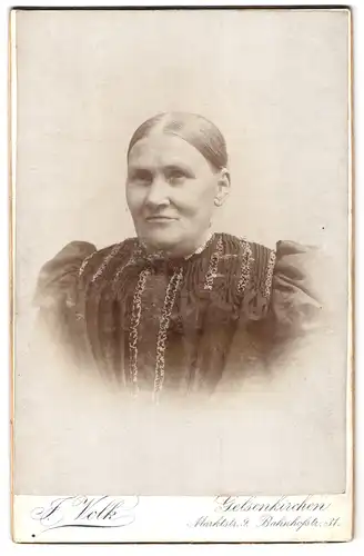 Fotografie J. Volk, Gelsenkirchen, Marktstrasse 9, Portrait ältere Dame mit zurückgebundenem Haar