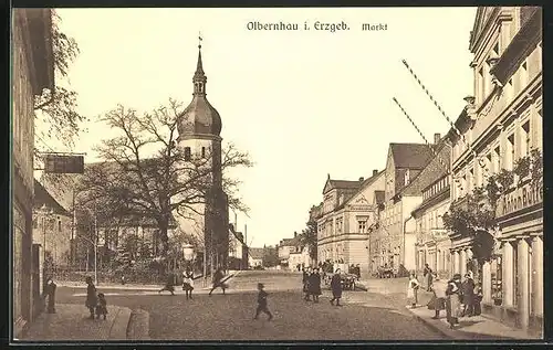 AK Olbernhau /Erzgeb., Strassenpartie am Markt mit Kirche, Passanten
