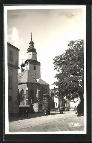 AK Arnau / Hostinne, Strassenpartie mit Kirche