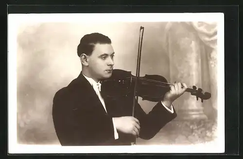 AK Junger Herr im Anzug spielt Geige