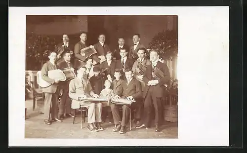 Foto-AK Herren mit Zithern und Frauen mit Kindern