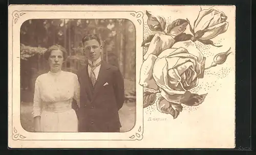 Foto-AK Elegantes Paar im Passepartoutrahmen mit Rosen