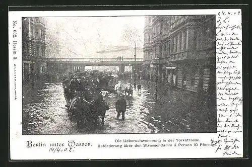 AK Berlin-Kreuzberg, Überschwemmung in der Yorkstrasse, Beförderung über Strassendamm