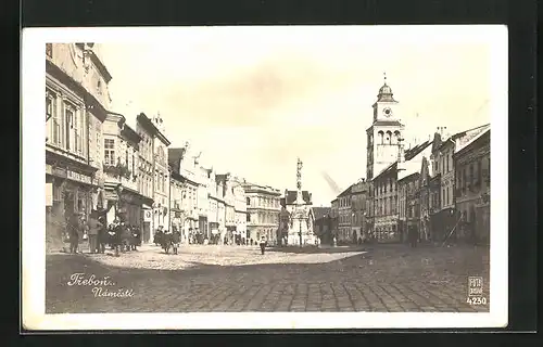 Foto-AK Trebon, Namesti mit Brunnen und Geschäften